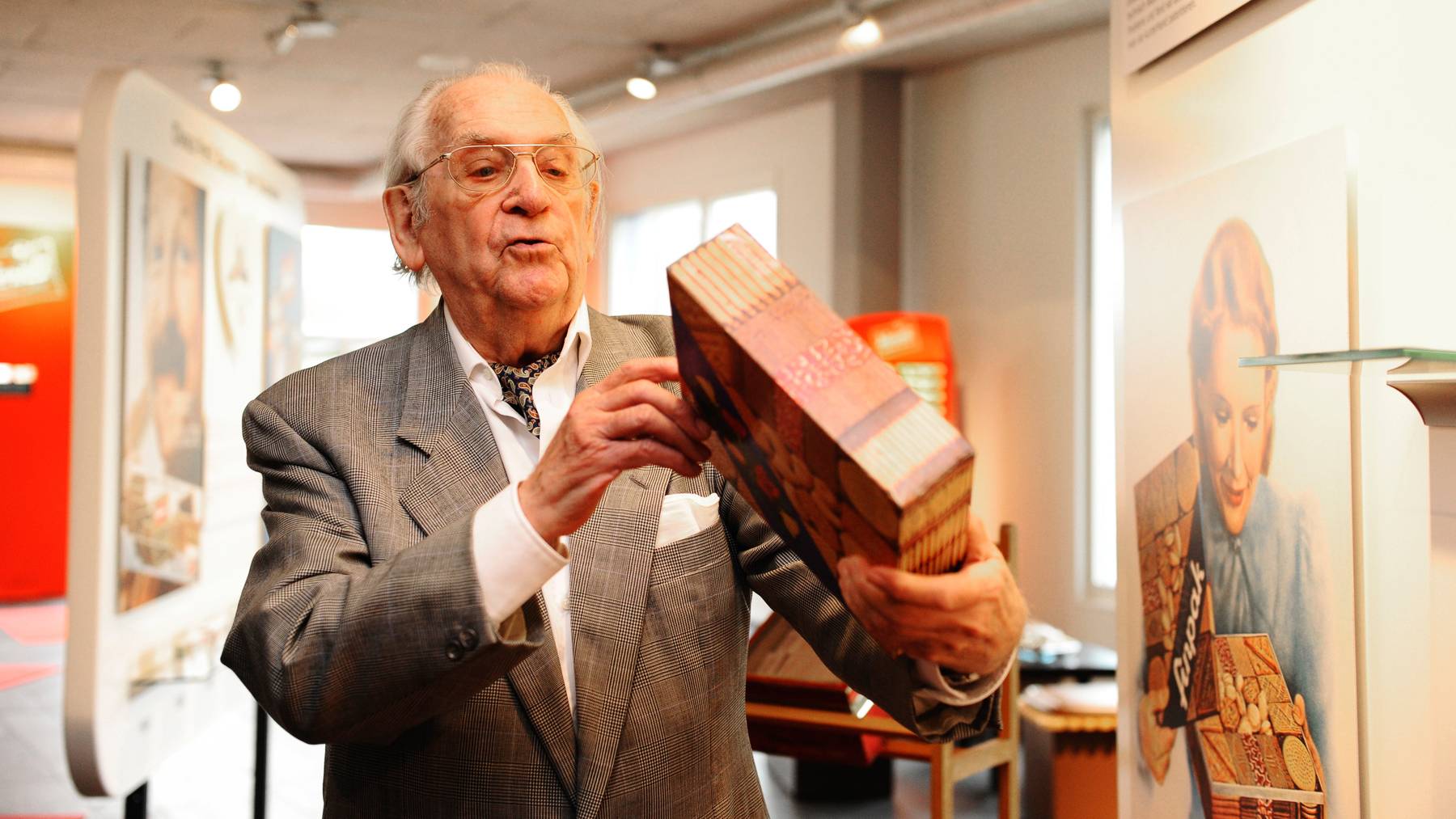 Fritz Wernli im Alter von 88 Jahren bei der Eröffnung der Wernli-Ausstellung in der Hug AG.
