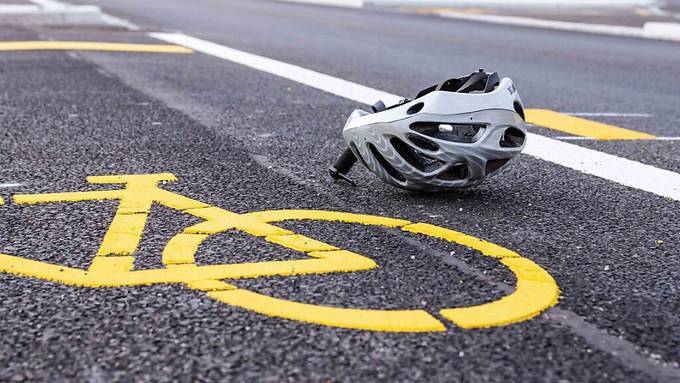 39-jähriger E-Bikefahrer verletzt sich bei Sturz ohne Helm schwer