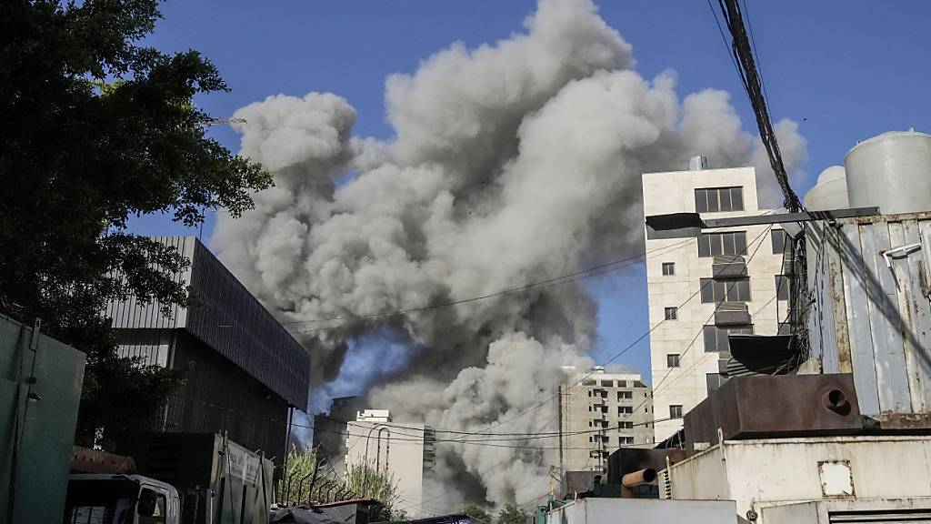 Rauch steigt aus einem Gebäude auf, das nach einem israelischen Luftangriff in Chijah, südlich von Beirut, eingestürzt ist. Foto: Bilal Hussein/AP/dpa