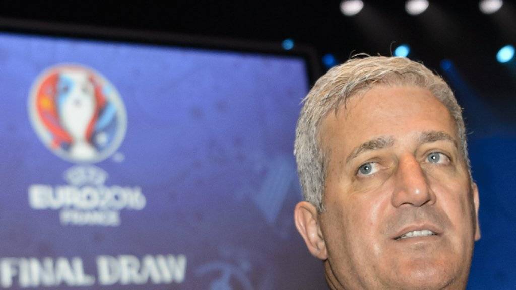 Nationalcoach Vladimir Petkovic verfolgt in Paris die Auslosung zur Euro 2016