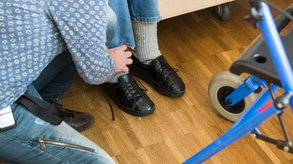 In Altersheimen arbeiten Menschen teilweise ehrenamtlich. (Archivbild)