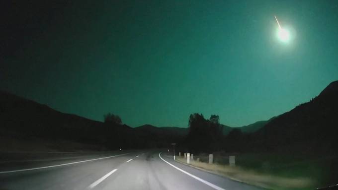 Nachthimmel über der Türkei leuchtet grün auf