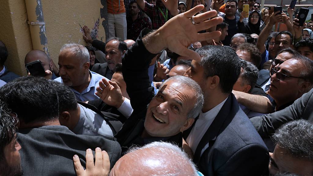 dpatopbilder - Der Reformkandidat für die iranischen Präsidentschaftswahlen, Massud Peseschkian, winkt vor einem Wahllokal in der Nähe von Teheran. Foto: Vahid Salemi/AP