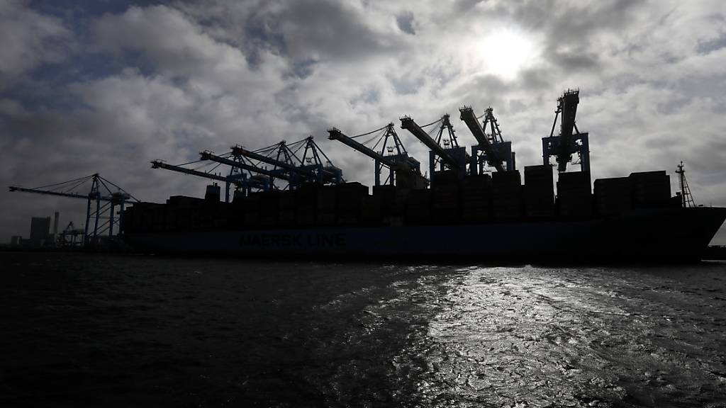 ARCHIV - Die Silhouette eines Containerschiffes zeichnet sich im Hafen von Rotterdam gegen die Sonne ab. Die Niederlande sind eine Drehscheibe im Drogenhandel. Foto: Peter Dejong/AP/dpa