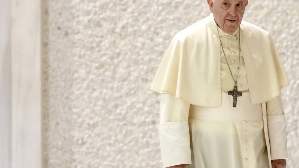 Papst Franziskus kommt zu seiner wöchentlichen Generalaudienz im Vatikan. Foto: Andrew Medichini/AP/dpa