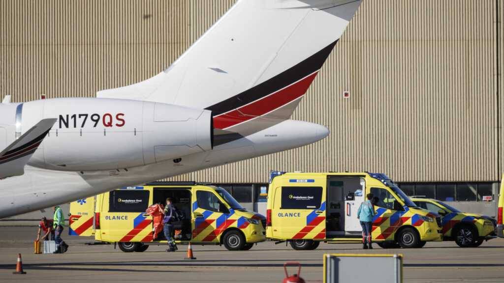 Krankenwagen stehen am Flughafen Schiphol Ost hinter dem zweiten Evakuierungsflugzeug mit einem Patienten an Bord, der auf dem Kreuzfahrtschiff «Hondius» war und Symptome des Hantavirus hat. Foto: Michel Van Bergen/ANP/dpa