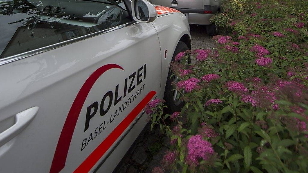 Ein Polizeifahrzeug der Polizei Basel-Landschaft steht vor dem Bezirksgefängnis in Laufen. (Symbolbild)