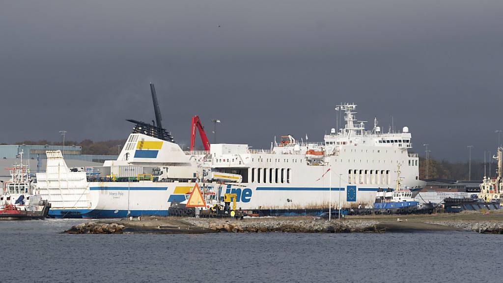 Die Fähre «Marco Polo» wird in den Hafen von Karlshamn geschleppt. Foto: Ola Torkelsson/TT News Agency/AP/dpa