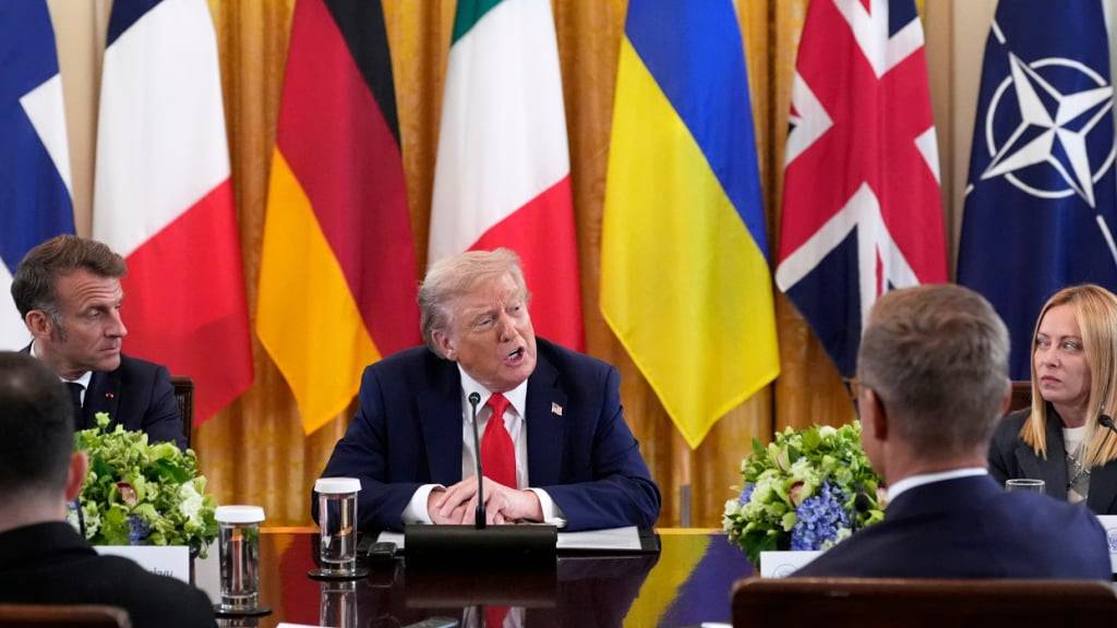 US-Präsident Donald Trump spricht während eines Treffens mit dem ukrainischen Präsidenten Wolodymyr Selenskyj (im Vordergrund links) und europäischen Staats- und Regierungschefs im Weißen Haus. Foto: Alex Brandon/AP/dpa