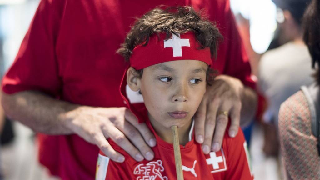 Ein junger Fan wartet auf die Ankunft der Schweizer Nationalmannschaft am Flughafen (26. Juni 2016 in Zürich).