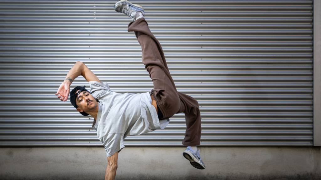 Zax (Zacharie Lamrani) ist der beste Schweizer Streetdancer. Für die kommende Woche in Zürich hofft er auf internationale Erfolge - erst bei den Battles der nationalen Champions im Schiffbau und dann am internationalen Finale im Hallenstdion.