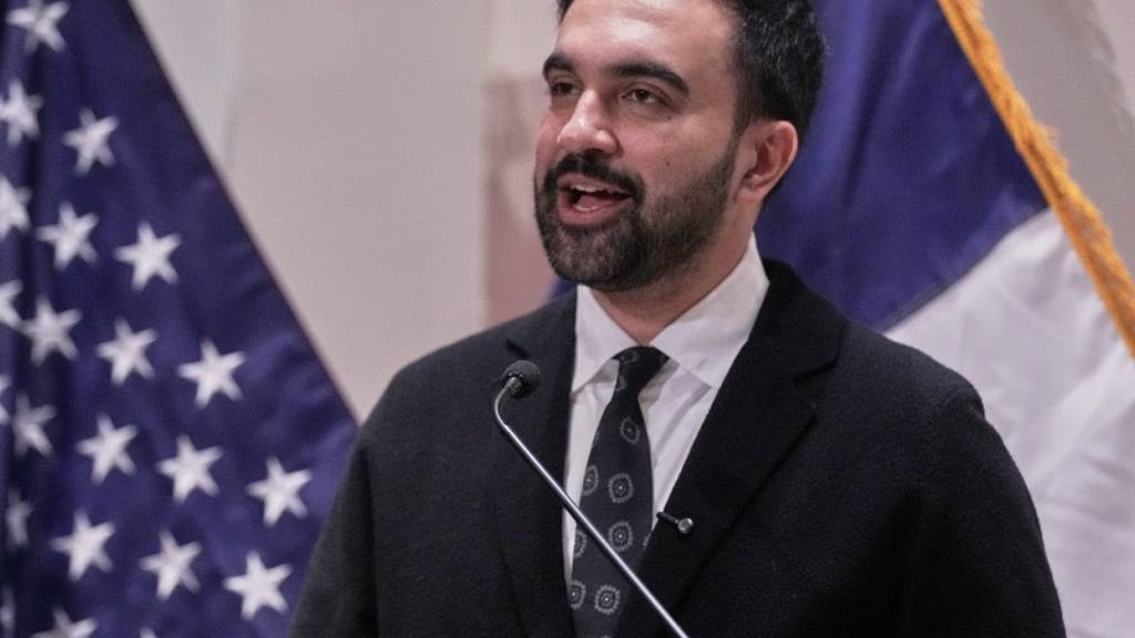 Der neu gewählte New Yorker Bürgermeister Zohran Mamdani gibt die Ernennung des  ersten stellvertretenden Bürgermeisters und der Stabschefin bekannt. Foto: Richard Drew/AP/dpa