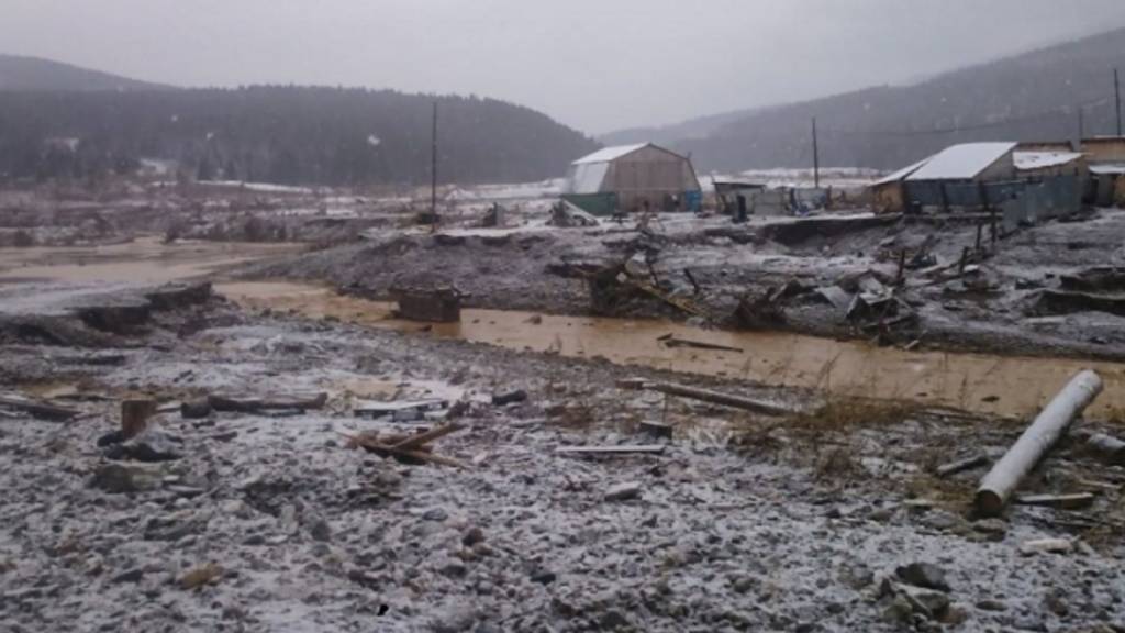Mindestens 15 Menschen sind bei einem Dammbruch in der sibirischen Region Krasnojarsk in Russland ums Leben gekommen.