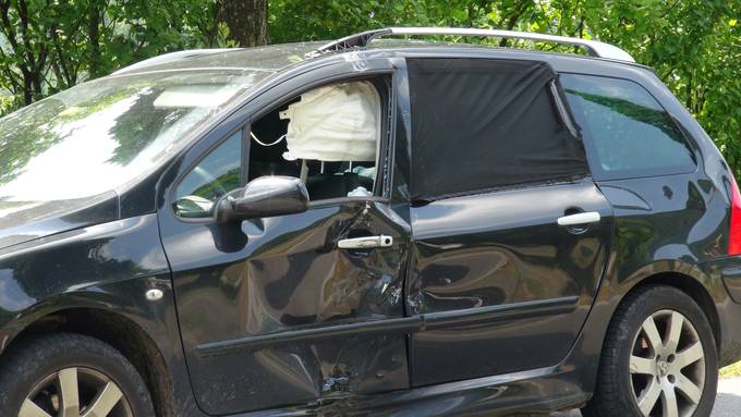 Töfffahrerin bei Unfall in Pieterlen schwer verletzt