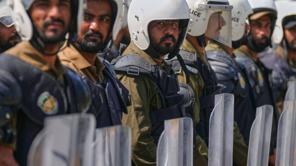 dpatopbilder - Polizeibeamte nehmen an einem Briefing vor ihrem Einsatz in Islamabad, Pakistan, teil, wo sie die Sicherheit vor möglichen Verhandlungen zwischen dem Iran und den Vereinigten Staaten gewährleisten sollen. Foto: Anjum Naveed/AP/dpa