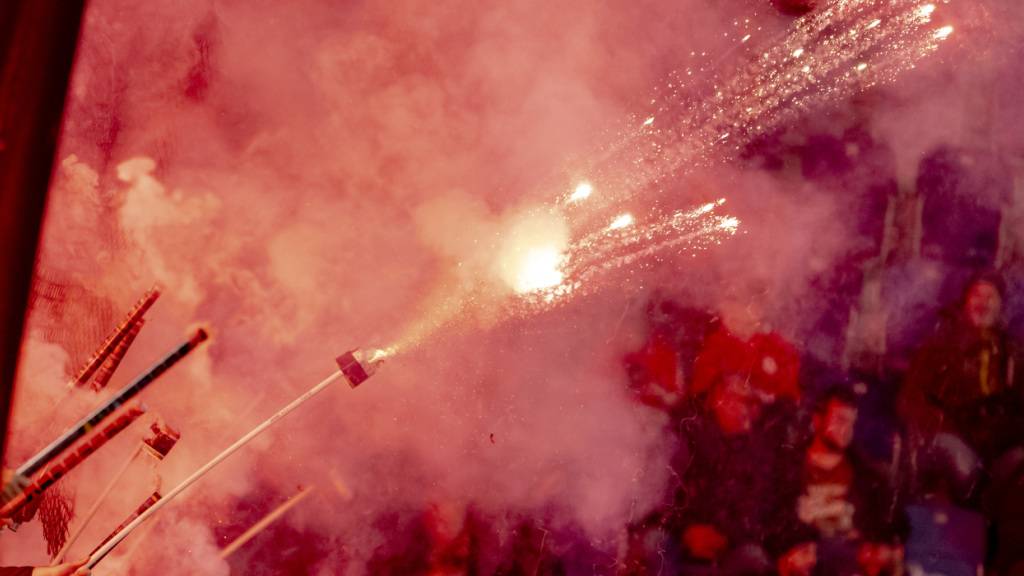 Die Fans von Sion schossen in Lausanne Raketen aufs Spielfeld