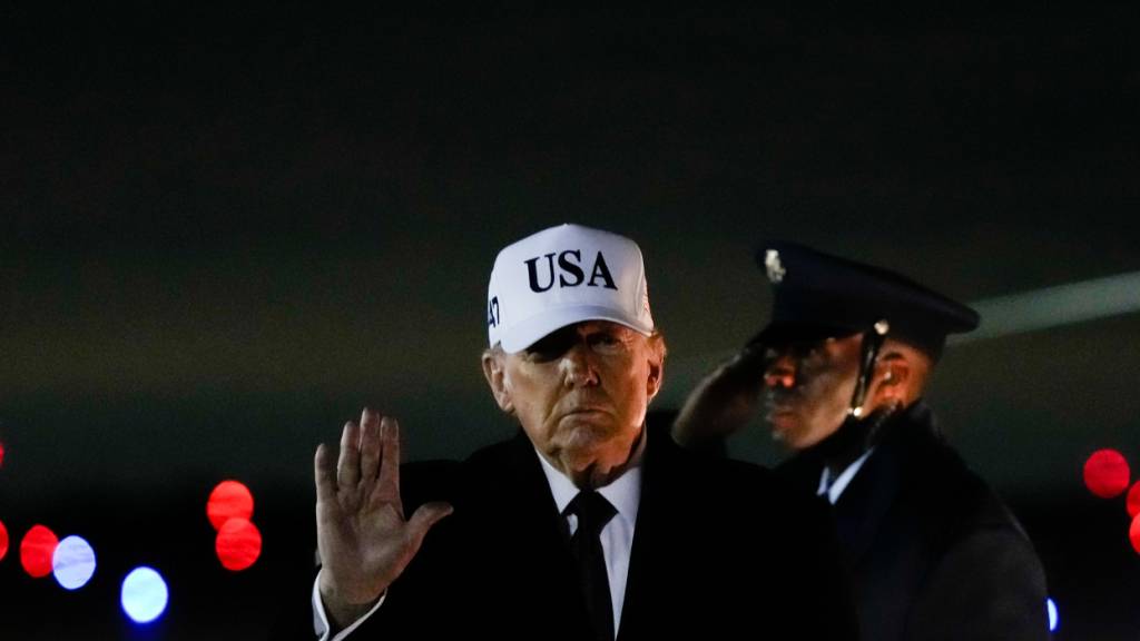 US-Präsident Donald Trump winkt nach seiner Ankunft in der Air Force One aus Florida  auf der Joint Base Andrews. Foto: Julia Demaree Nikhinson/AP/dpa