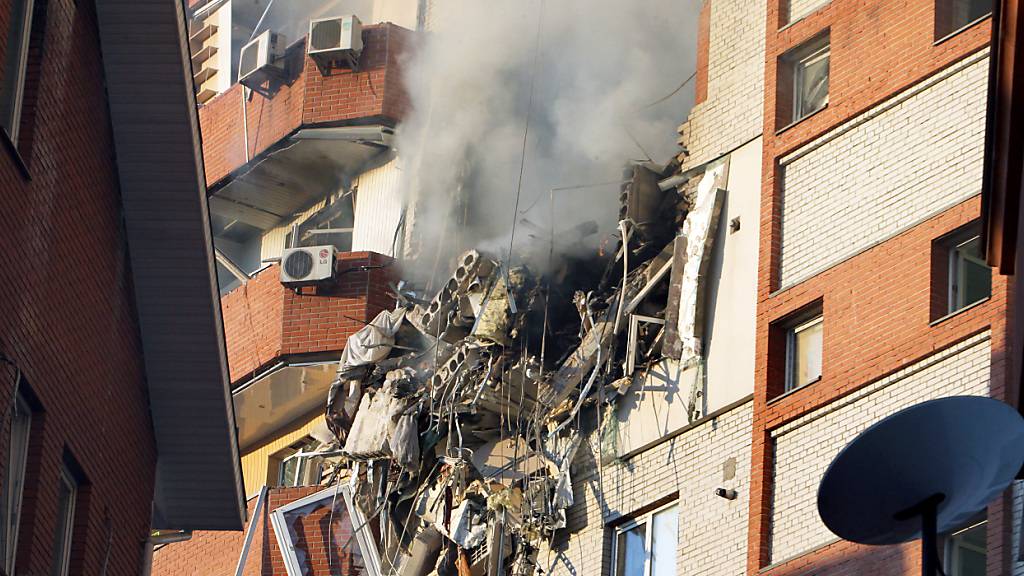 Rauch steigt aus einem Wohnblock, der von einer russischen Rakete getroffen wurde. Foto: ---/Ukrinform/dpa