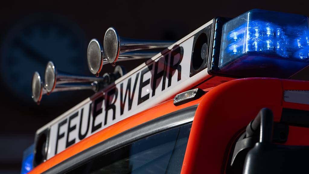 ILLUSTRATION - Ein Einsatzfahrzeug der Feuerwehr mit eingeschaltetem Blaulicht. Foto: Marijan Murat/dpa