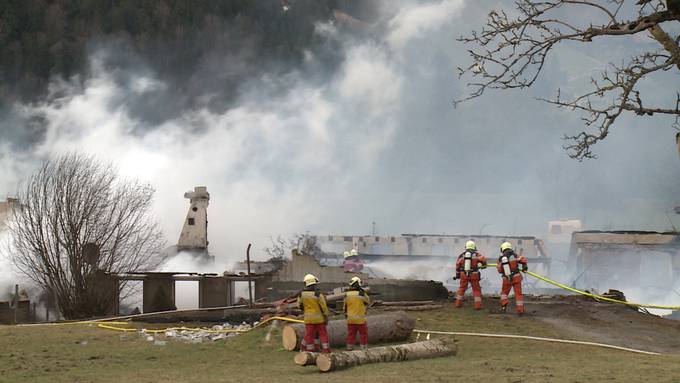 Weiler im Kanton Zürich brennt komplett nieder