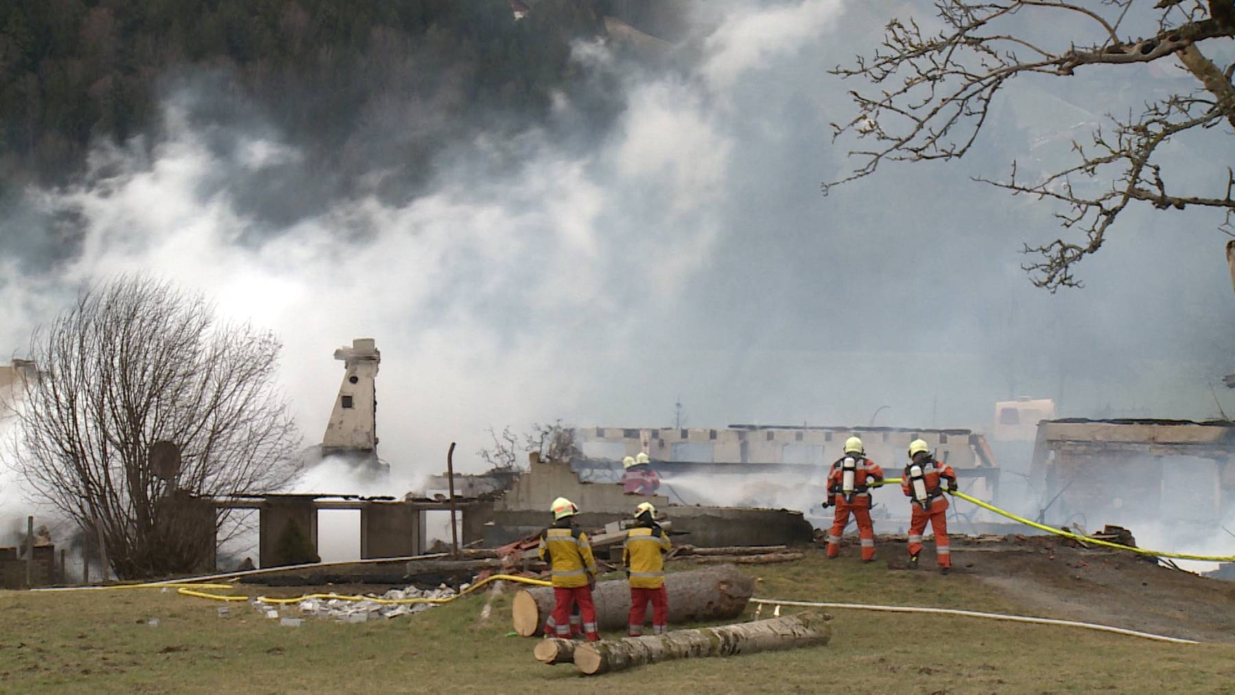 Weiler im Kanton Zürich brennt komplett nieder
