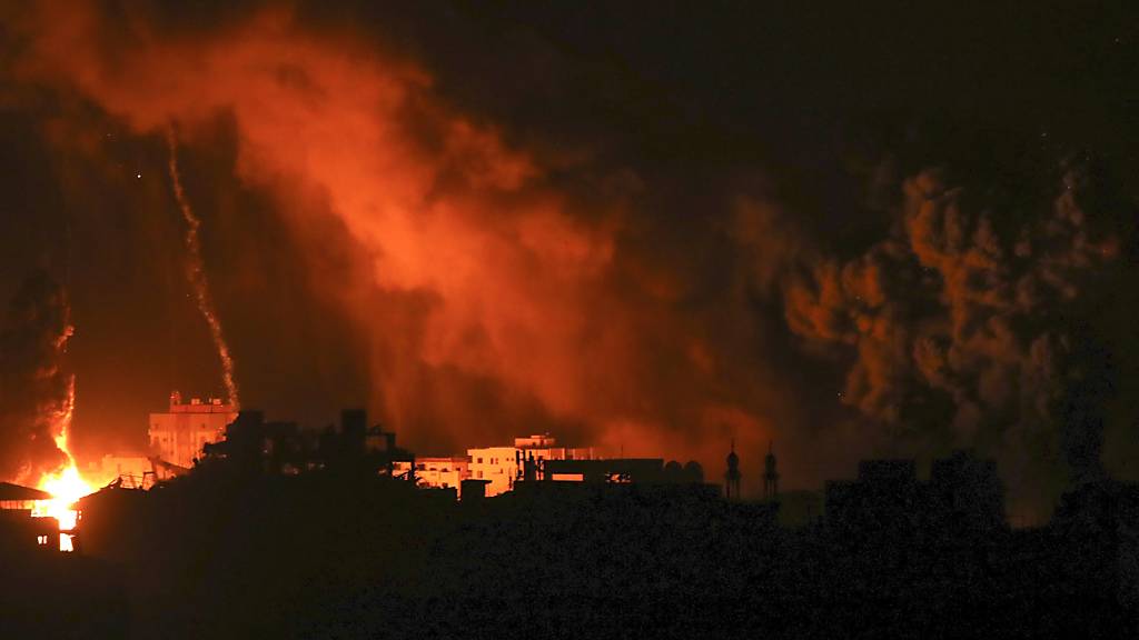 Nach israelischen Luftangriffen auf Gaza steigen Feuer und Rauch aus Gebäuden auf. Foto: Abed Khaled/AP/dpa