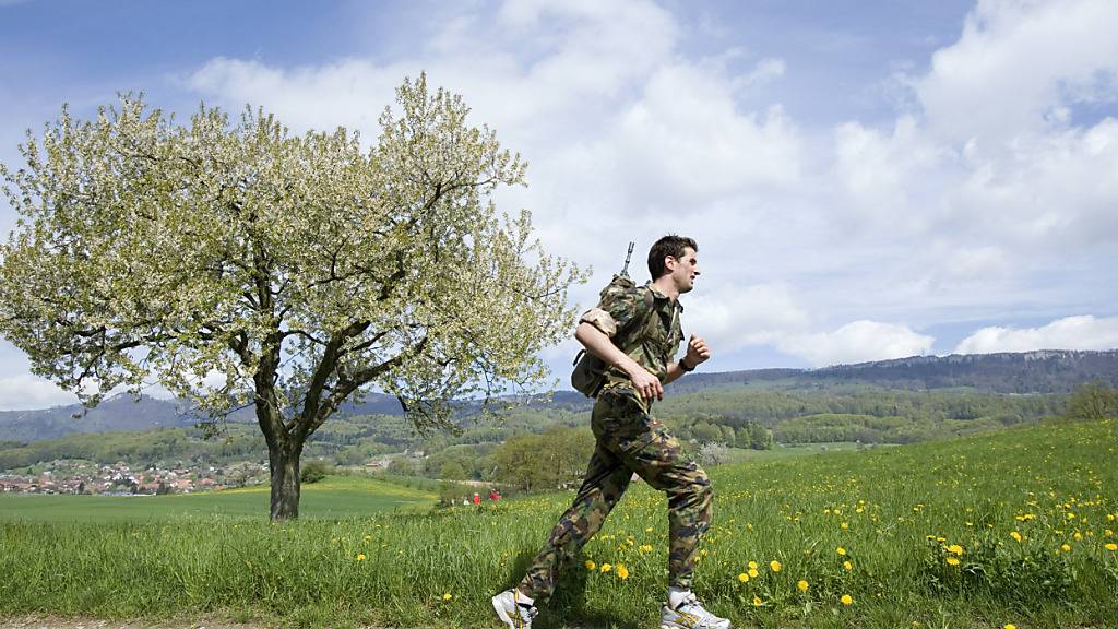 Mit der Erfassung vitaler Daten wie Herz- und Atemfrequenz soll die körperliche und mentale Leistungsfähigkeit der Soldatinnen und Soldaten verbessert werden. (Archivbild)