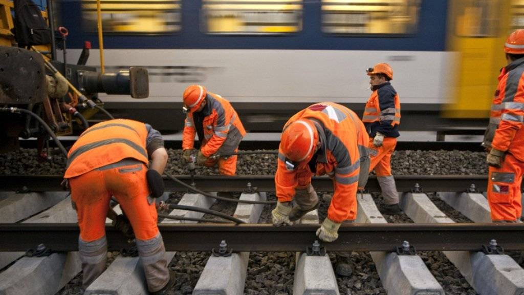 Für den Schienenunterhalt kauft die SBB neue Baudiensttraktoren. (Symbolbild)