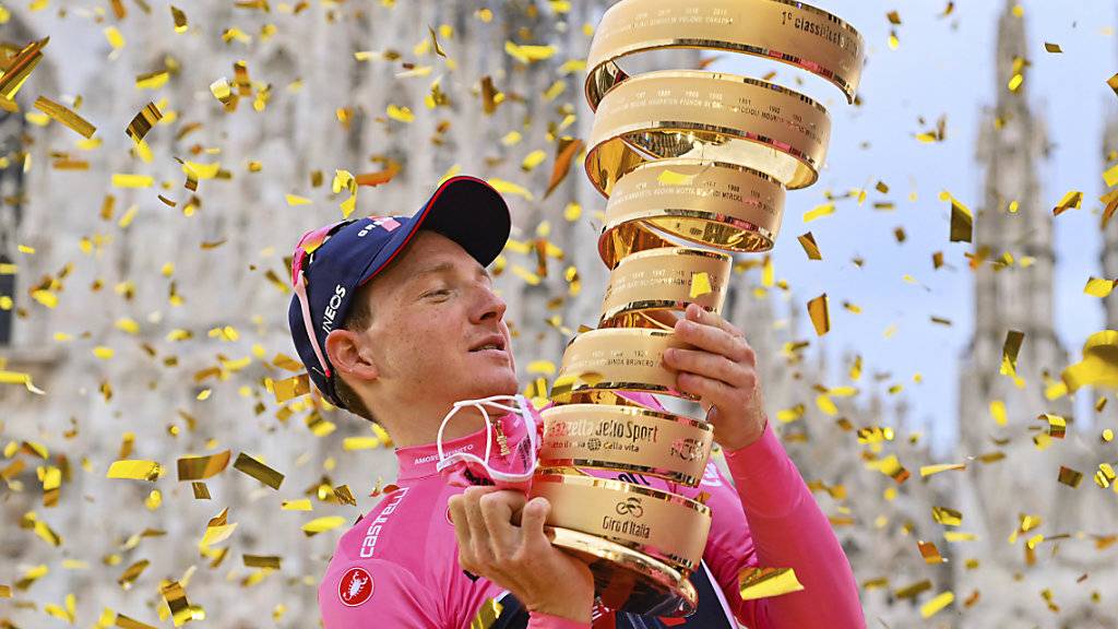 Der Brite Tao Geoghegan Hart lässt sich im Goldregen auf dem Mailänder Dom-Platz als Giro-Sieger feiern.