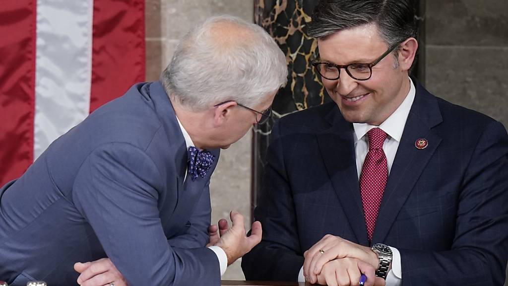 Patrick McHenry (l), vorläufiger Sprecher des US-Repräsentantenhauses, spricht mit Mike Johnson. Nach einem wochenlangen parteiinternen Machtkampf ist der Republikaner Johnson der neue Vorsitzende des US-Repräsentantenhauses. Foto: Alex Brandon/AP/dpa