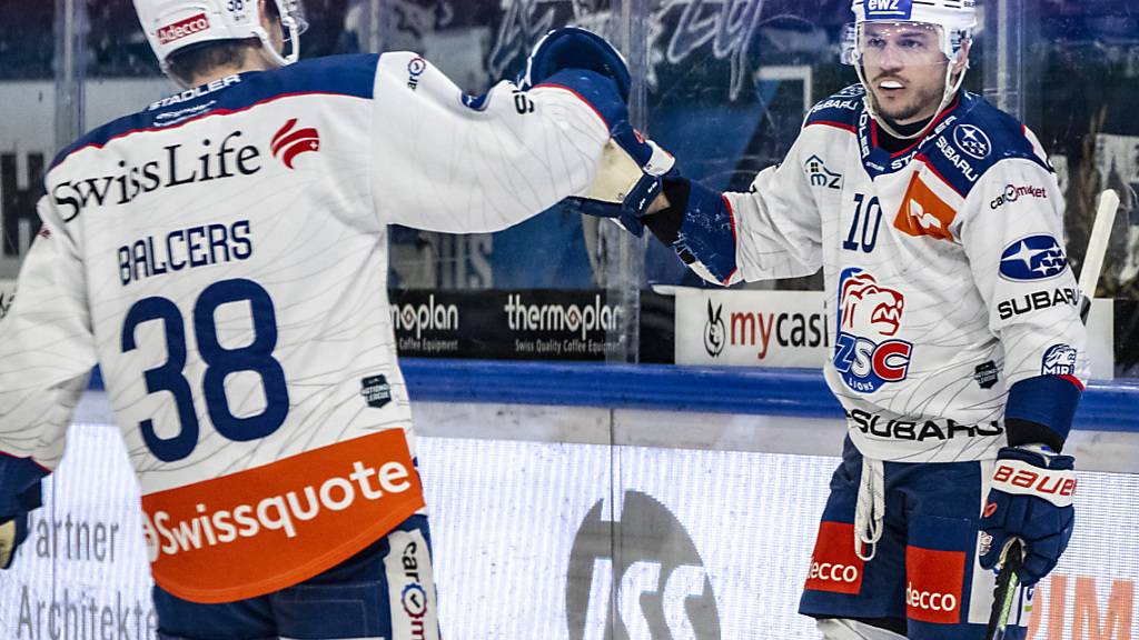 Das Lachen eines souveränen Qualifikationssiegers: Die ZSC Lions mit Rudolfs Balcers (li.) und Sven Andrighetto deklassieren Zug auswärts gleich mit 7:3