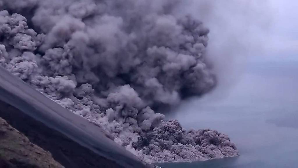 Vulkan Stromboli spuckt wieder Feuer und Asche