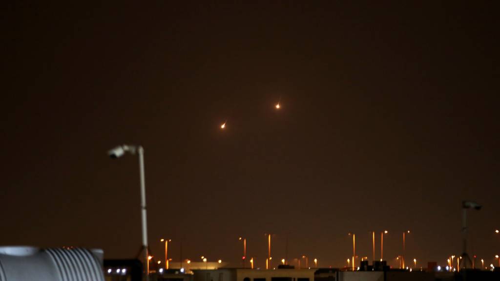ARCHIV - Die katarischen Streitkräfte starten Abfangraketen in den Himmel über Doha, um ankommende iranische Raketen abzufangen. Foto: Stringer/dpa