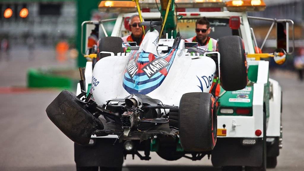 Das Williams-Wrack von Felipe Massa wird abtransportiert