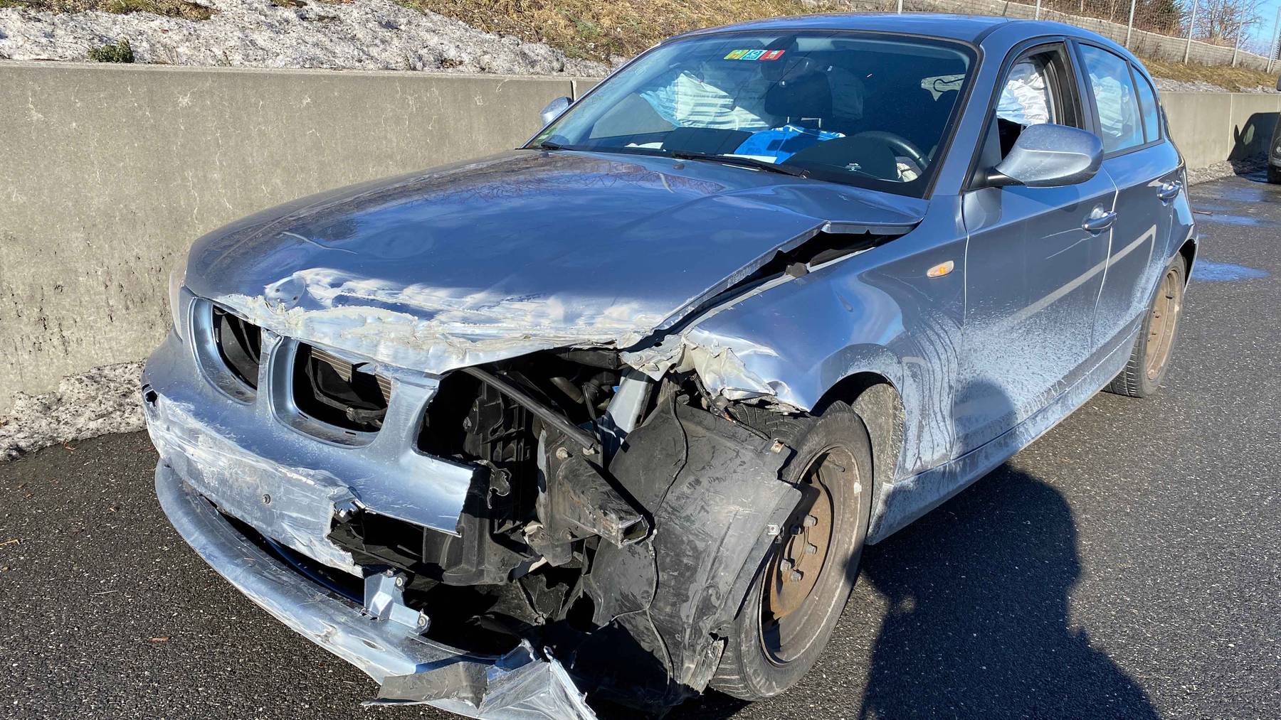 Der blaue BMW erlitt beim Unfall Totalschaden.