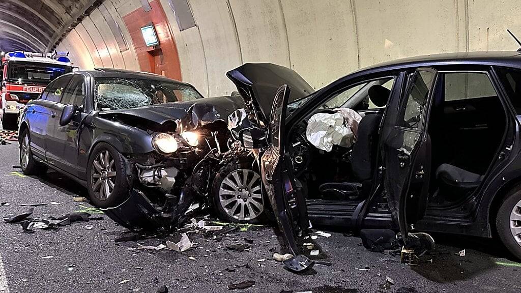 Zwei Autos kollidierten im Mositunnel in Brunnen.