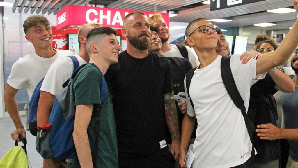 Daniele De Rossi posiert vor seinem Abflug nach Argentinien mit Fussballfans am Flughafen von Rom