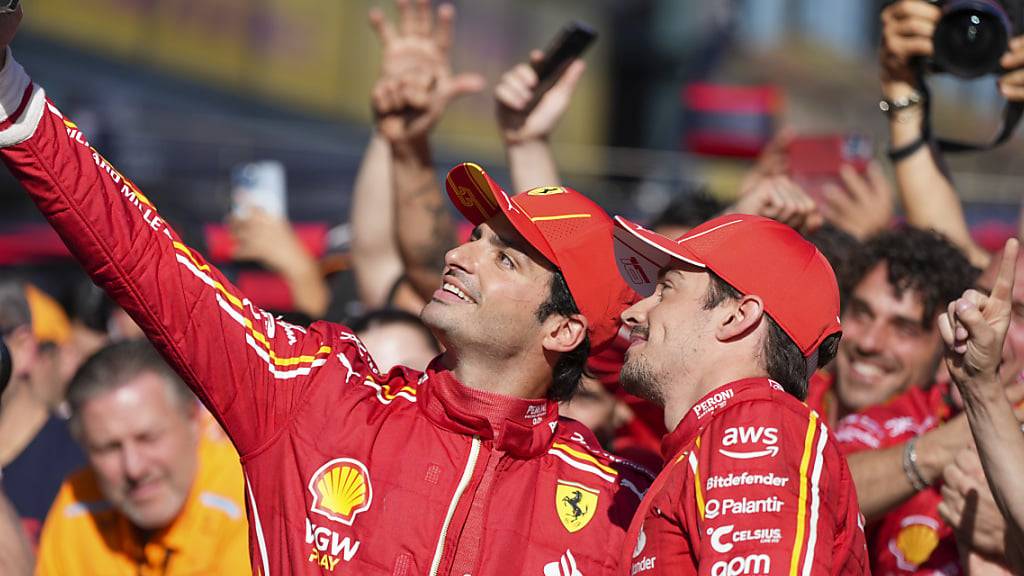 Ein Siegerselfie in Rot: Carlos Sainz und Ferrari-Teamkollege Charles Leclerc