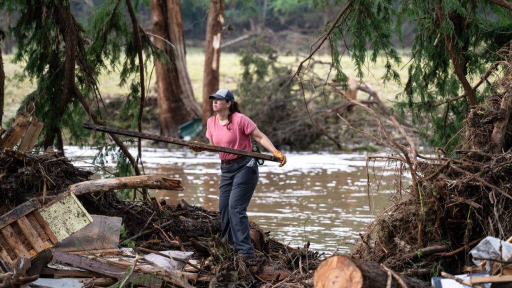 Eine Freiwillige hilft bei Such- und Rettungsaktionen in der Nähe des Guadalupe River nach einer Sturzflut in Ingram, Texas. Foto: Eli Hartman/FR172217 AP/AP/dpa