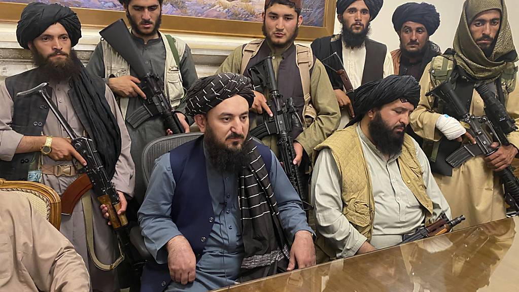 Taliban-Kämpfer sitzen in einem Raum des Präsidentenpalastes. Foto: AP/dpa