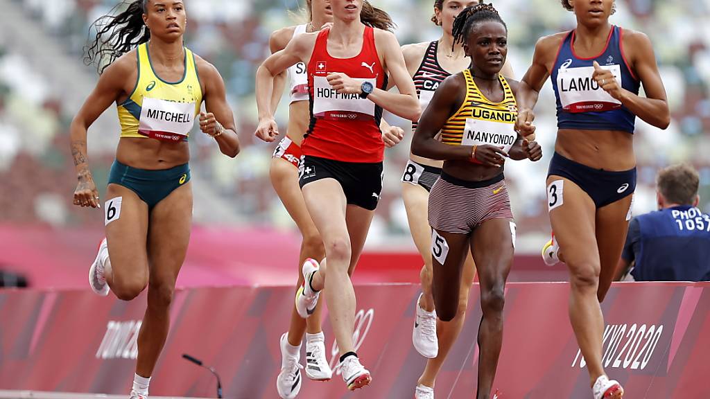 Lore Hoffmann verteidigt sich im 800 m gut und schafft es in die Halbfinals