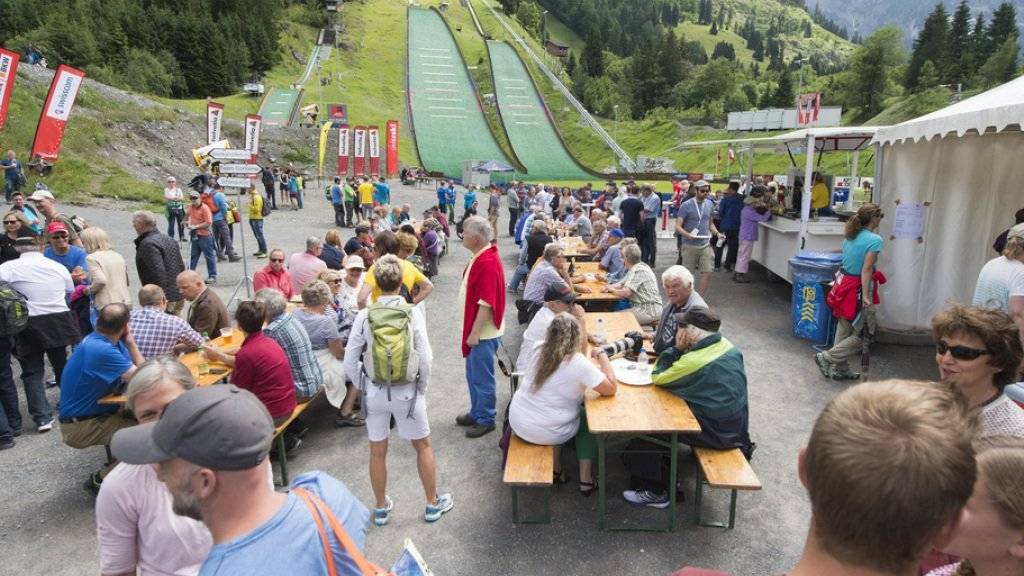 Die feierliche Eröffnung der neuen Skisprunganlage in Kandersteg zog am 1. August viele Schaulustige an.