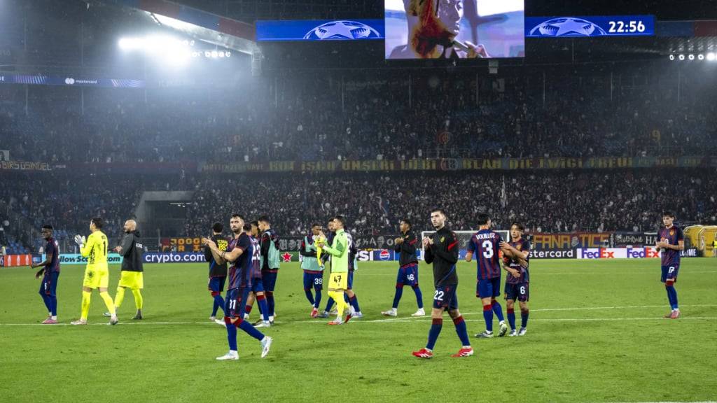 Die Spieler des FC Basel verabschieden sich nach dem 1:1 gegen Kopenhagen vom Publikum