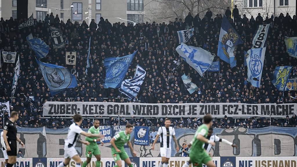 Das Verhalten der Fussballfans ist in Zürich seit langem ein Thema. Bürgerliche Gemeinderäte fordern jetzt Konsequenzen für die Klubs bei Vandalismus durch ihre Fans. (Archivbild)