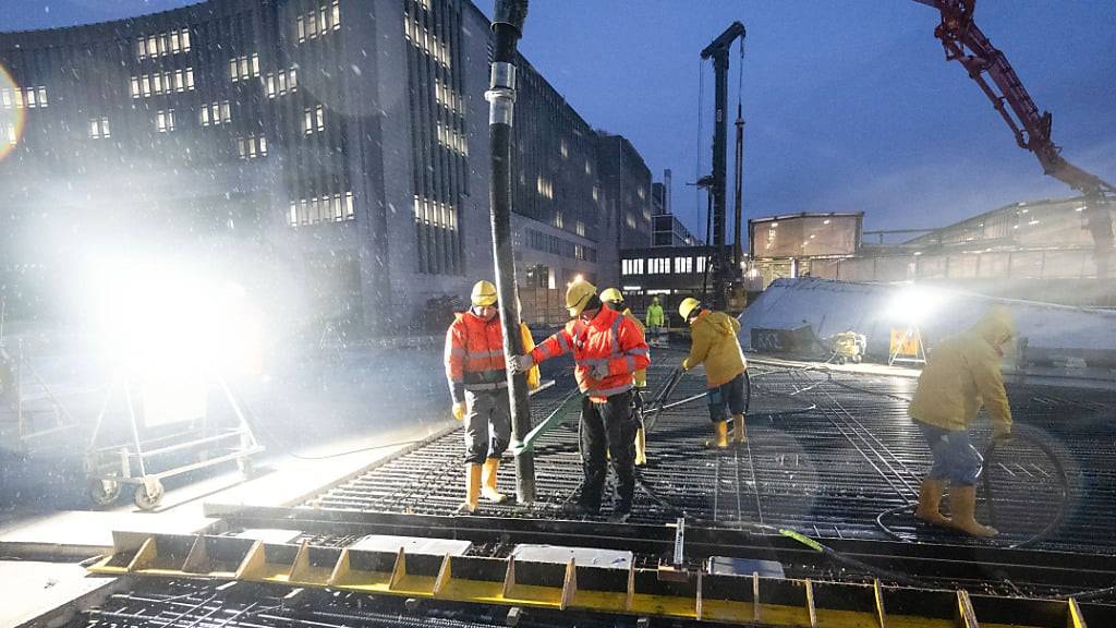 Arbeiter betonieren das letzte Stück des Dachs des neuen Tiefbahnhofs im Rahmen des milliardenschweren Bahnprojekts Stuttgart 21. (Archivbild)