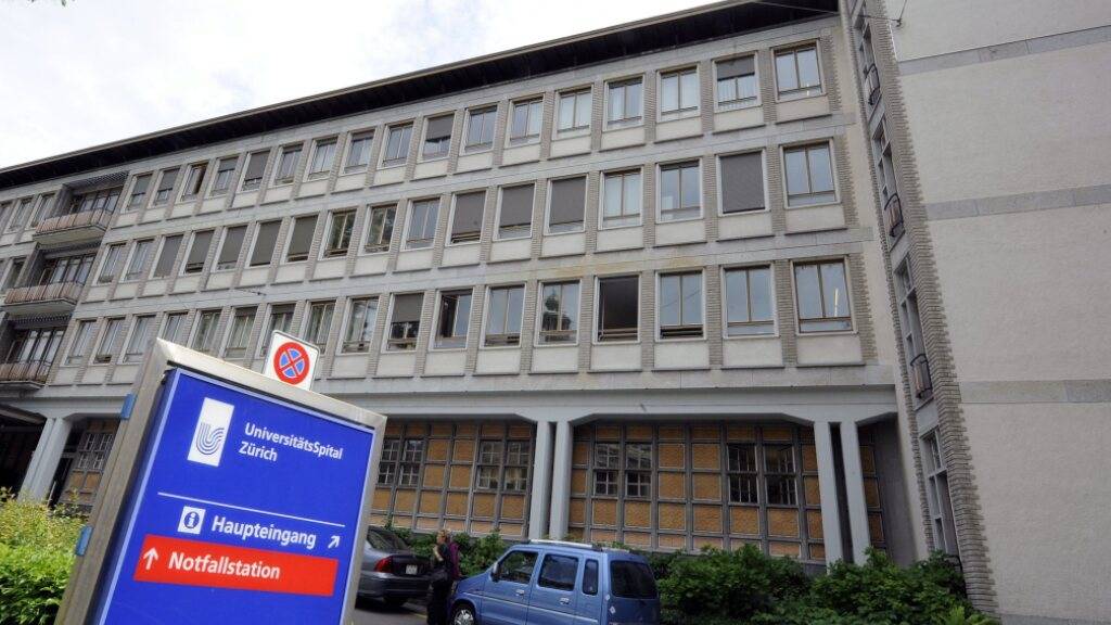 Beim Unispital ist ein Auto mit einem Tram kollidiert. Die leicht verletzte Person konnte sich selbständig ins Spital begeben. (Archivbild)