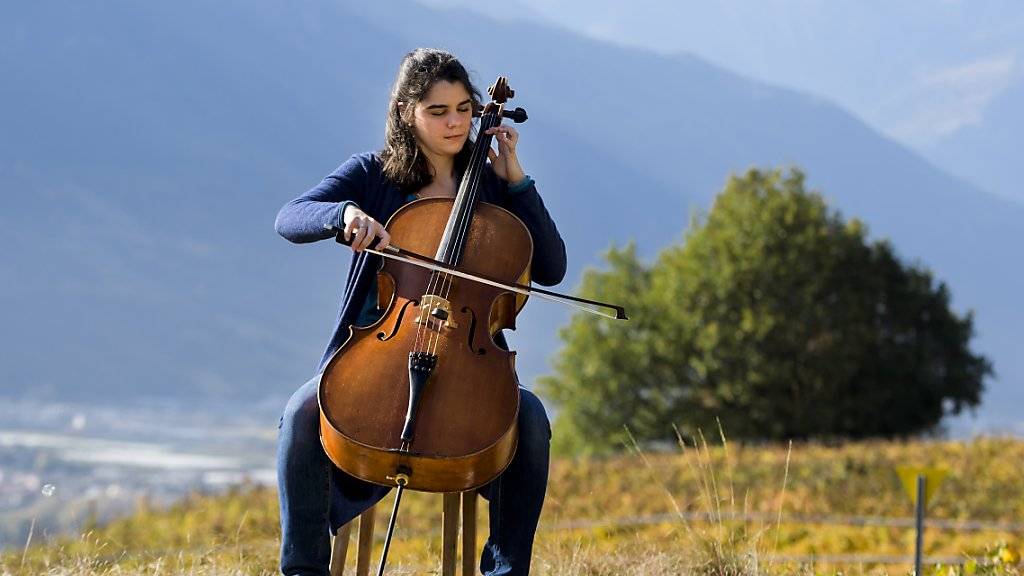 Die 28 Jahre junge Violoncellistin Estelle Revaz aus Martigny spielt bereits erfolgreich auf in- und ausländischen Bühnen. Im Frühjahr 2017 erschien ihr erstes Solo-Album mit dem Titel «Bach & Friends».