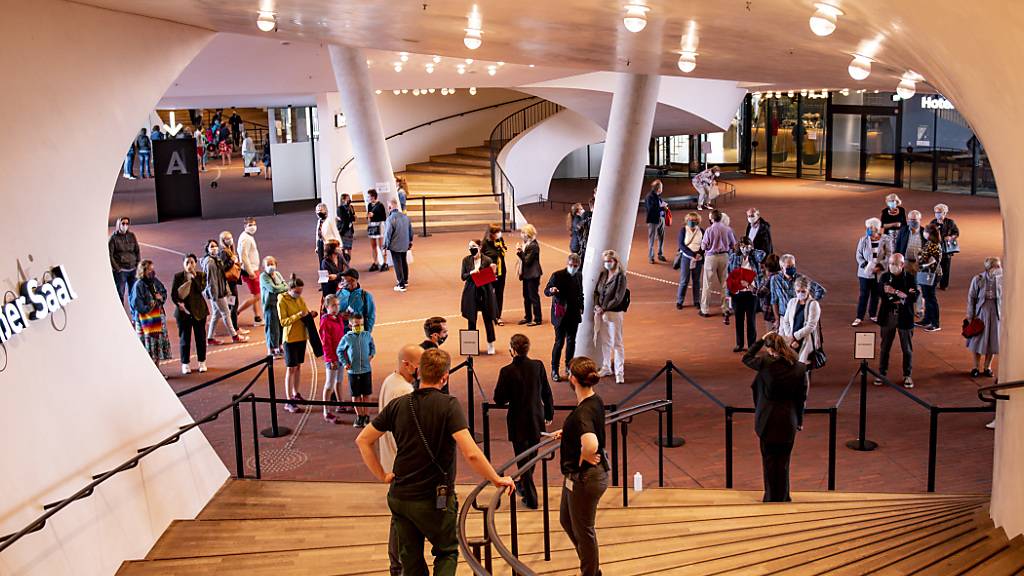 Besucher warten auf den Beginn des Konzertes «Come together» in der Elbphilharmonie. Foto: Axel Heimken/dpa