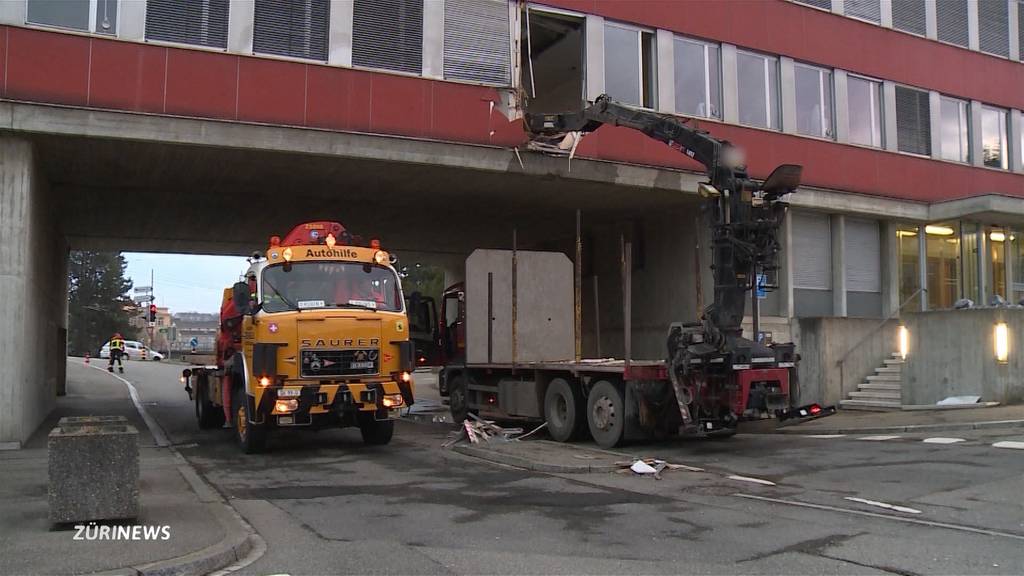 Kran kracht in Büro der Schaffhausner Verkehrspolizei