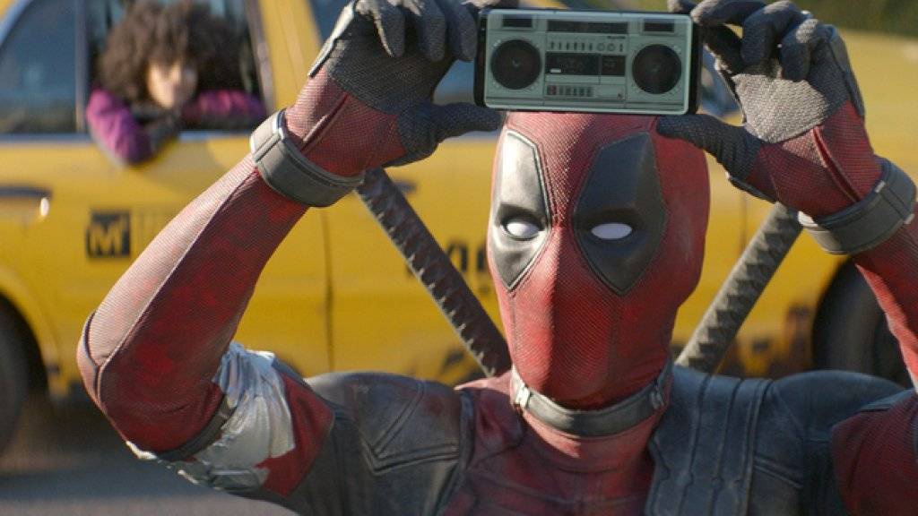 Ryan Reynolds spielt in einer Szene von «Deadpool 2». Der Film hielt sich am Wochenende vom 24. bis 27. Mai 2018 an der Spitze der Schweizer Kinocharts. (Archiv)